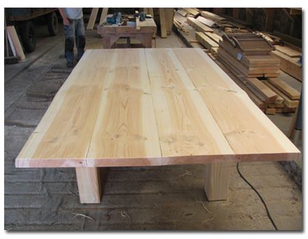 Een stevige tafel, net afgewerkt in de werkplaats 
